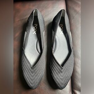 Inooknit sustainable pointed toe knit flat, size 8.5 NWOT, black w/ gray accent.